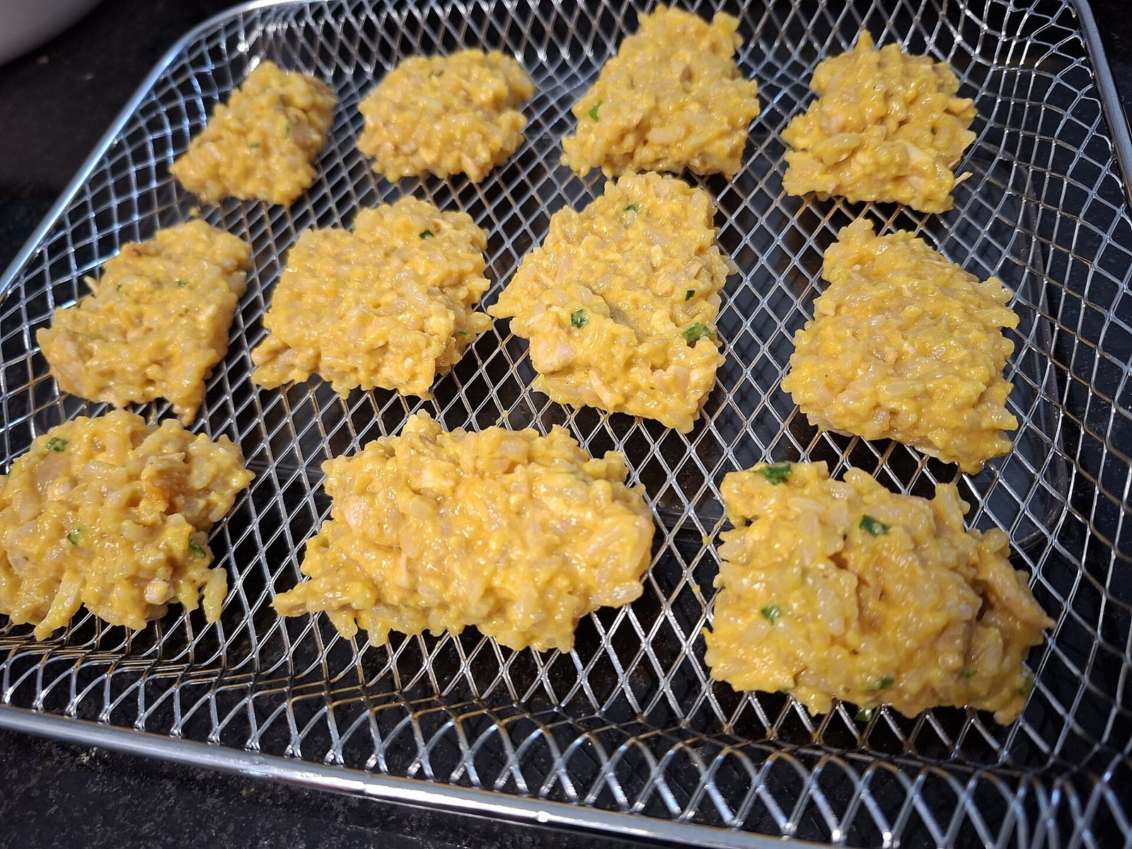Formede risfrikadeller i en airfryerkurv