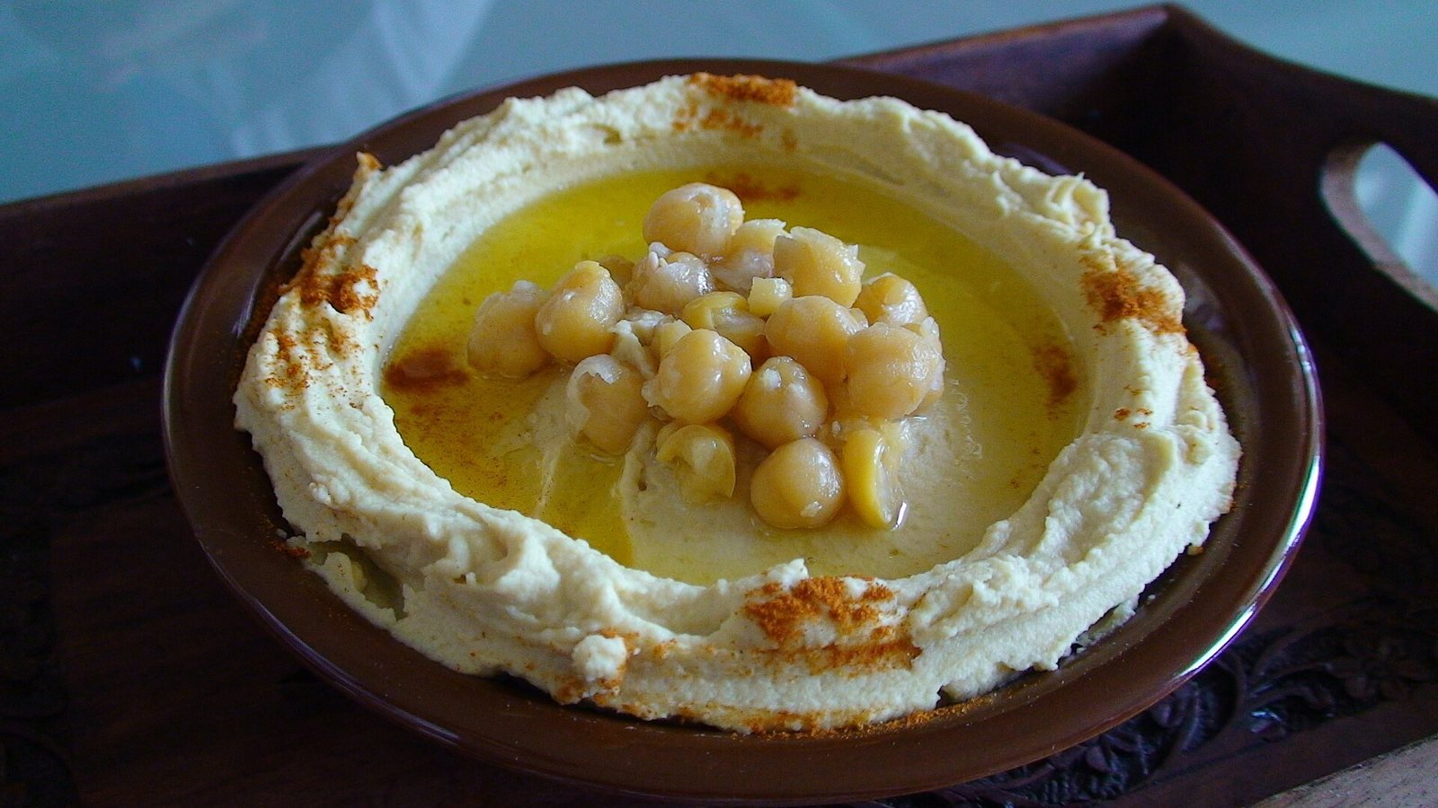 Hummus med kikærter og olivenolie i en skål