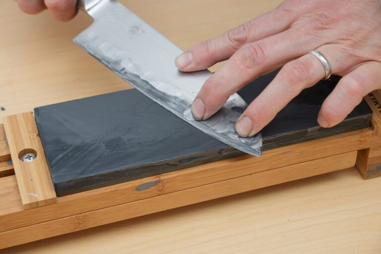 Kniv slibes på slibesten