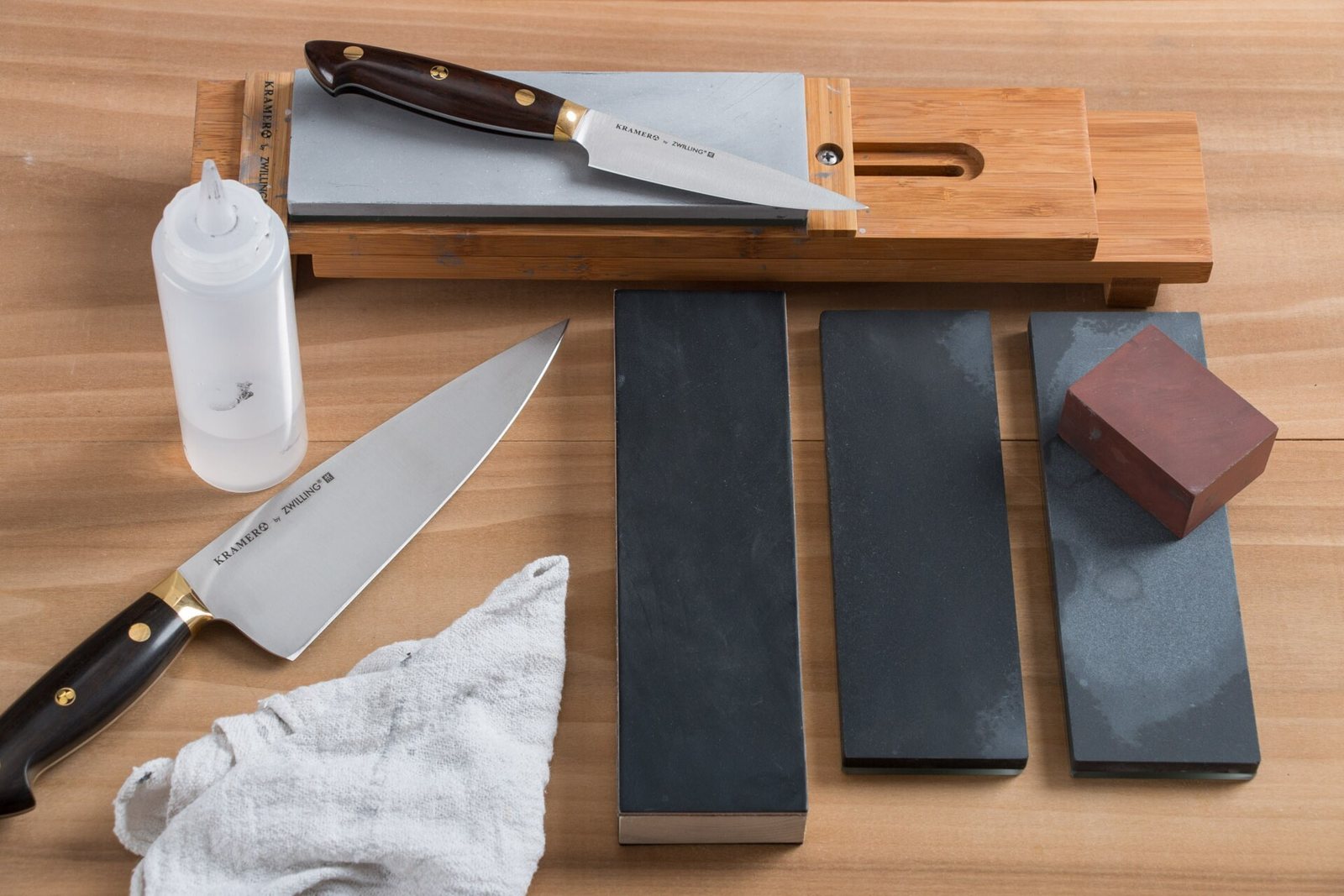 Kniv slibes på slibesten