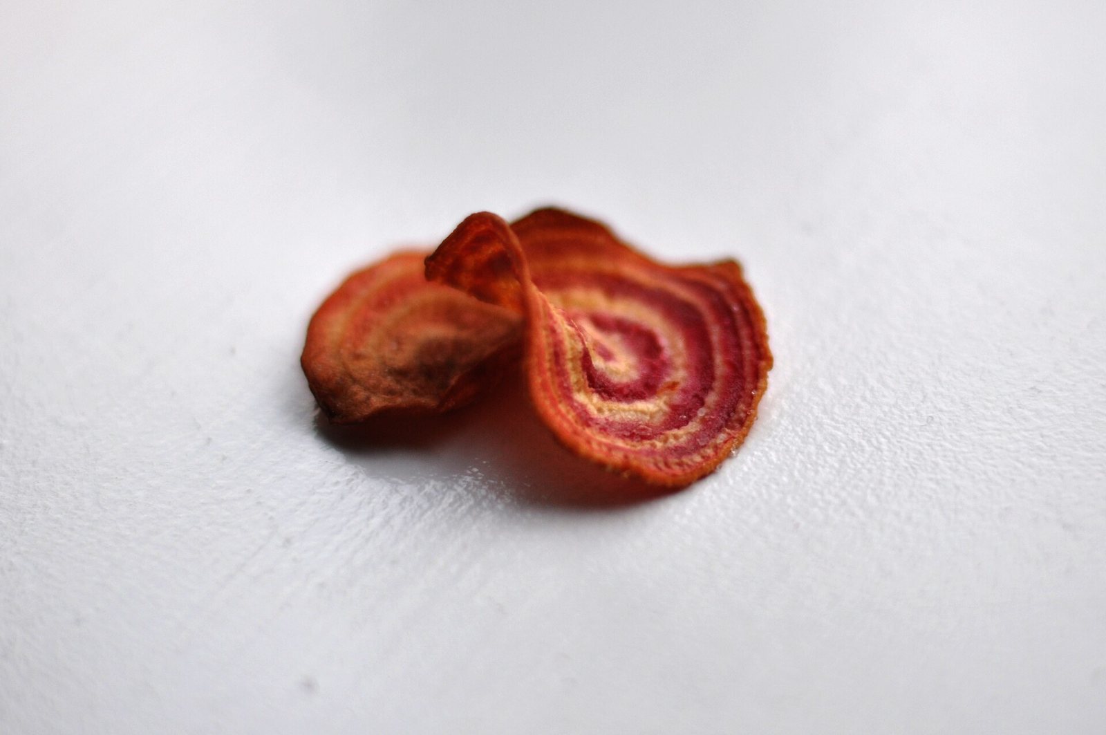 Sprøde chips af bolsjebeder på en hvid flade