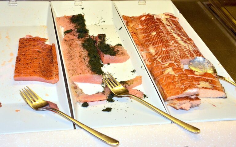 Tre slags laks på et buffetbord, blandt andet gravad laks